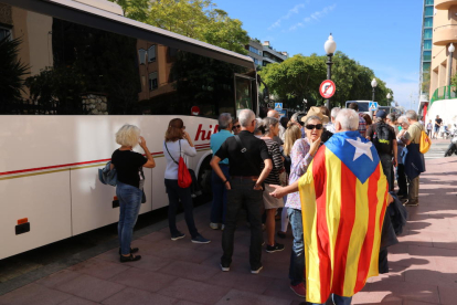 Pla obert d'un autobús a punt de marxar cap a la manifestació de Barcelona des de Tarragona. Imatge del 21 d'octubre de 2017