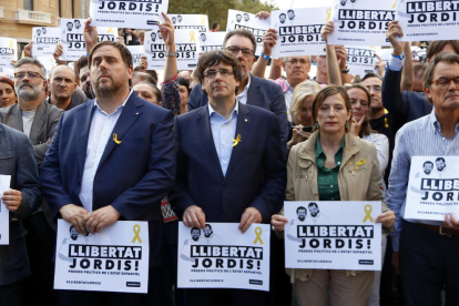 Els vicepresident i President de la Generalitat, i la presidenta del Parlament, a la manifestació.