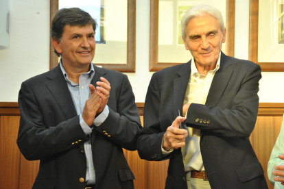 Valero Serer, amb el president del Nàstic, Josep Maria Andreu, durant un homenatge que li van realitzar a l'exjugador grana.