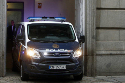 Furgó policial entrant a les cotxeres del Tribunal Suprem, amb Oriol Junqueras a dins.