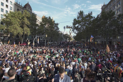 Milers de persones omplint el Passeig de Gràcia davant l'escenari de la manifestació.