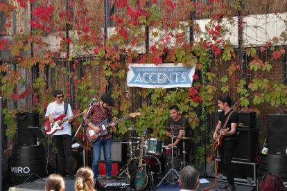 La banda 4Hiverns va obrir divendres del Festival Accents a la terrassa del Centre d'Art Cal Massó.