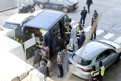 Agents de la policia espanyola canvien de furgoneta les caixes de documents que els Mossos d'Esquadra anaven a destruir a la incineradora del Besòs. Imatge del 26 d'octubre de 2017.