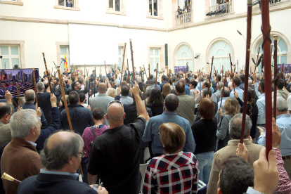 Imatge d'arxiu d'uns 250 càrrecs electes aixequen les vares a l'auditori del Parlament i criden a favor de la independència abans de l'inici del ple del 27 d'octubre passat