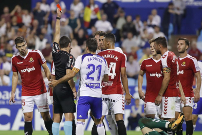 Este está el momento en el cual el árbitro muestra la cartulina roja a Borja Iglesias, en las postrimerías de la primera mitad.