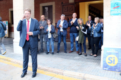 Pla general de l'alcalde de Tortosa, Ferran Bel, davant d'alguns regidors del consistori que aplaudeixen a les portes de l'Ajuntament per donar-li suport abans de la compareixença davant del Fiscal a Madrid. Imatge del 25 de setembre de 2017 (horitzontal)