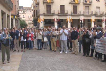 Pla general de part dels ciutadans que s'han concentrat a les portes de l'Ajuntament de Tortosa per donar suport a l'alcalde Ferran Bel abans de la seva compareixença a Madrid davant del Fiscal. Imatge del 25 de setembre de 2017 (horitzontal)