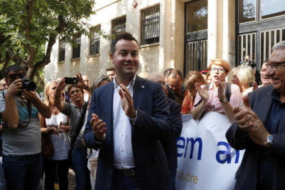 Primer plano del alcalde de Deltebre, Lluís Soler, aplaudiendo en la salida de fiscalía, este 25 de septiembre de 2017.