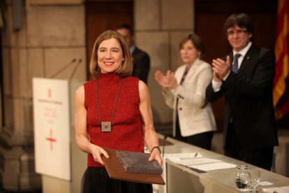 La cuinera Ada Parellada recollint la Creu de Sant Jordi el 26 d'abril de 2016.
