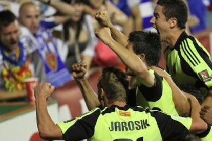 Els jugadors del Zaragoza celebren un gol durant el polèmic partit.