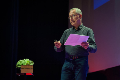 Xavier Martínez, durant la seva intervenció al TEDxAmposta 2016.
