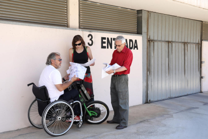El president de la comunitat i Manuel Escudier revisen documents a la porta 3 de les cotxeres.
