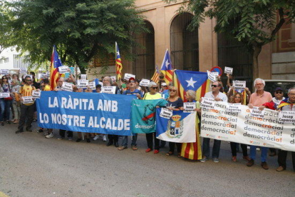 Desenes de persones concentrades amb pancartes i estelades a les portes de l'Audiència de Tarragona per donar suport a l'alcalde de la Ràpita, Josep Caparrós.