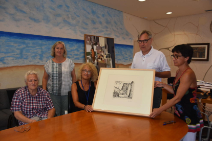 De izquierda a derecha: Mercè Alonso (experta en grabado), Núria Canyelles (Archivista Municipal), Norma Pla (hija del artista), Eduard Rovira (alcalde) y Núria Batet (concejala de Cultura y Patrimonio).