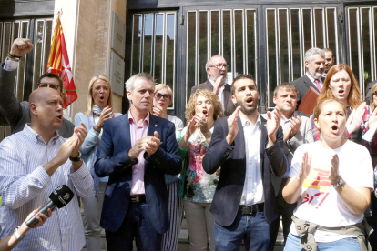 Imatge d'arxiu de l'alcalde d'Amposta, Adam Tomàs, acompanyat de regidors i alcaldes davant l'Audiència de Tarragona, després de comparèixer a la fiscalia.