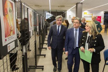 Enric Millo, al centre, durant la inauguració de l'exposició que es podrà visitar fins al 24 de febrer.