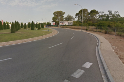Imagen donde se llevará a cabo el ajardinamiento de la acera este del cruce entre la avenida Tarragona y la calle Argentina.