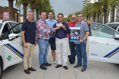 Membres de la junta de Sosciathlon recollint una aportació de l'Agrupació RadioTaxi Salou.
