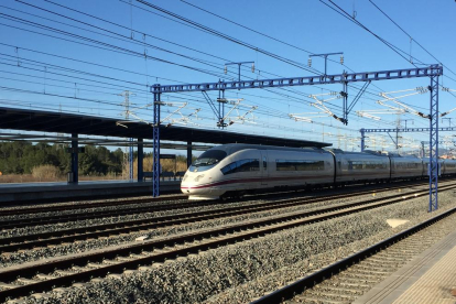 Imagen de un tren de alta velocidad en el estacióp del Campo de Tarragona.