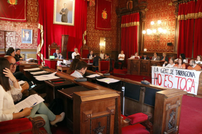 Imagen de archivo del pleno de Tarragona, con una pancarta delante de los concejales de ERC con el lema 'La gente de Tarragona no se toca'.