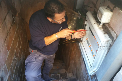Un operari treballa en el nou quadre elèctric del refugi antiaeri de Cambrils de carrer Creus.