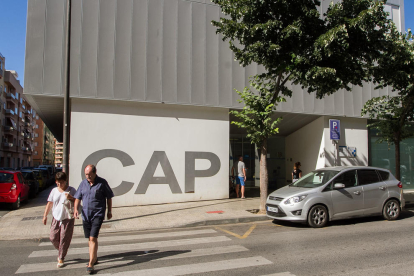 La façana del CAP Horts de Miró, que acollirà la residència en les seves plantes superiors.