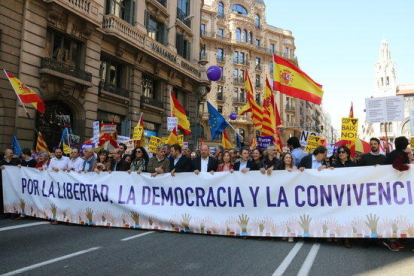 Pancarta que cogían varias autoridades políticas y que abría la manifestación convocada por Sociedad Civil Catalana para parar el 'golpe separatista', el 19 de marzo de 2017 en la Vía Layetana de Barcelona.