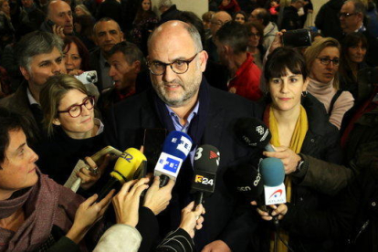 Imagen de Eduard Pujol atendiendo los medios de comunicación en el aeropuerto del Prat acompañado de otros miembros de la lista de JxCat.