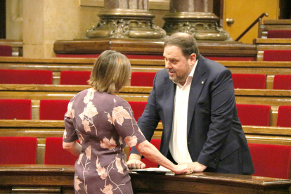La presidenta del Parlament, Carme Forcadell, i el vicepresident, Oriol Junqueras, parlen al saló de plens abans de l'inici de la sessió del 13 de juliol de 2017.