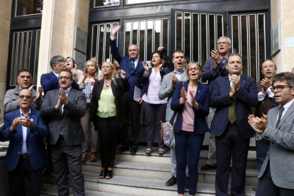 Pla general de l'alcalde de Reus, Carles Pellicer, saludant a les escales de l'Audiència de Tarragona acompanyat de regidors i alcaldes del PDeCAT el 21 de setembre del 2017