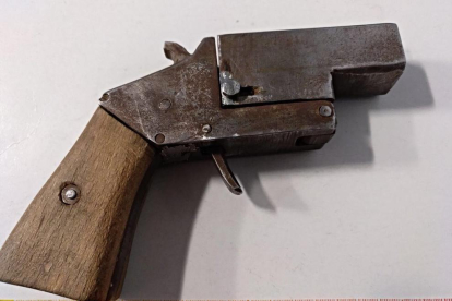 Imatge de la pistola fabricada amb fusta i acer.