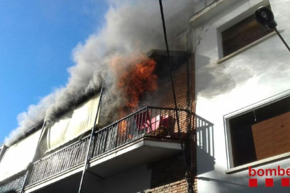 El fuego ha quemado una de leshabitacions de la vivienda