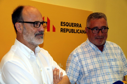 Imatge de Miquel Aubà, senador d'Esquerra, acompanyat del president de la Federació