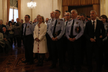 El comisario de los Mossos D'Esquadra Joan Carles Molinero y la presidenta de la FAFAC, Imma Fernández, en la presentación del calendario solidario del cuerpo policial.