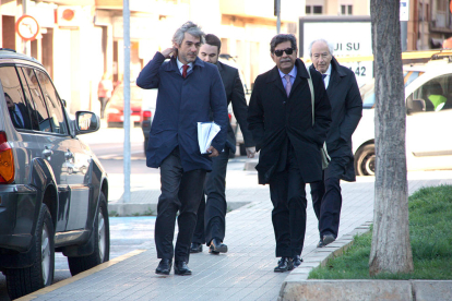 Llegada a los juzgados de Vinaròs del ex vicepresidente del consejo de administración d'Escal UGS, Mohamad Jaffar Khan, y el ex consejero Harold Philip Gordon, directivos, de Dundee Energy con sus abogados, el 8 de abril de 2016.