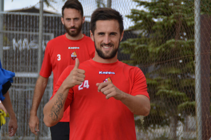 El polivalente aragonés sonríe y levanta el pulgar durante un entrenamiento de esta temporada con el CF Reus.