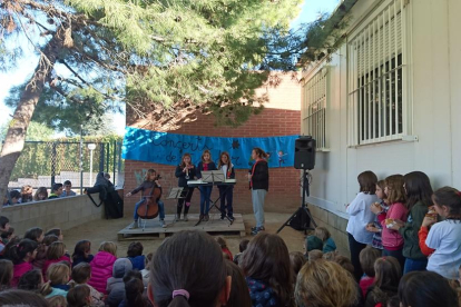 Alumnos de Ciclo Medio y Superior ofrecen conciertos a la hora del patio al resto de alumnos.