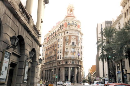 Imatge general de l'edifici del Banc de València, on s'ha traslladat la seu social de CaixaBank.