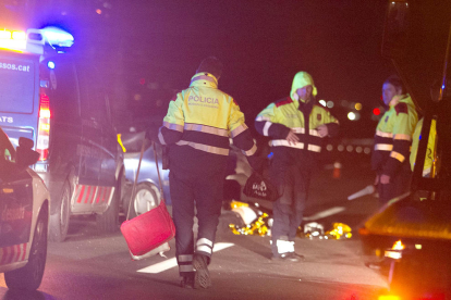 Agents de Mossos d'Esquadra a la zona de l'A7 on s'ha produït l'accident.