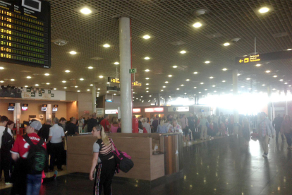Imatge de les cues a l'aeroport de Reus aquest dimarts al matí.