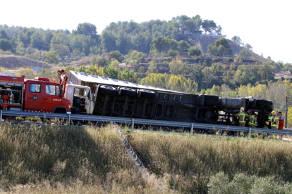 Imatge del camió bolcat al punt de l'accident a la C-37 a Valls aquest 24 d'octubre del 2017. Pla general