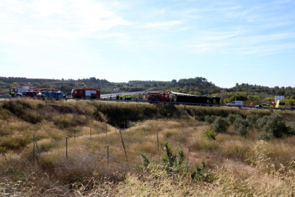 El camió bolcat a la C-37 amb els efectius del SEM, els Bombers de la Generalitat i els Mossos d'Esquadra. 24 d'octubre del 2017. Pla general