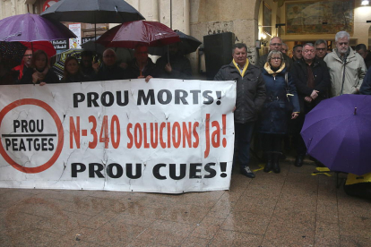 Pla obert dels alcaldes assistents al minut de silenci convocat a l'Arboç en record dels tres veïns del municipi morts en un accident a l'N-340 el 4 de febrer de 2018. Exhibeixen una pancarta reivindicativa. Imatge del '5/02/2018 (horitzontal)