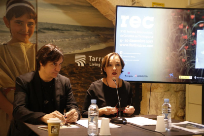 Pla mig del director del Festival REC, Xavier García Puerto, i la regidora de Cultura de l'Ajuntament de Tarragona, Begoña Floria, presentant la 17a edició en roda de premsa. Imatge del 22 de novembre del 2017