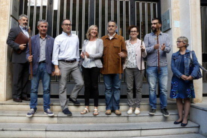 La alcaldesa de Cunit, Montse Carreras (centro), acompañada de los alcaldes de Bonastre, Llorenç, Font-rubí, Torrelles y la Bisbal, a las puertas de la Audiencia de Tarragona.