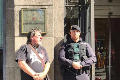 Imatge de Pesarrodona amb nas de pallasso al costat d'un Guàrdia Civil i que es va fer viral.