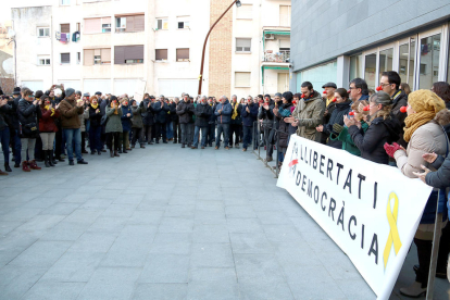 Unas 150 personas, entre los cuales algunos funcionarios de Justicia, en corro aplauden Pesarrodona.