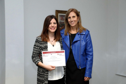 Plano americano del estudiante Elisabet Torrubia, ganadora del premio de investigación del trabajo de fin de grado, y Carme Valls, coordinadora del Institut Català de les Dones.