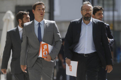 El president de Ciutadans, Albert Rivera, i el portaveu del grup al Congrés dels Diputats, Joan Carles Girauta, arriben al Congrés el 30 d'agost del 2016 per assistir al debat d'investidura de Mariano Rajoy.