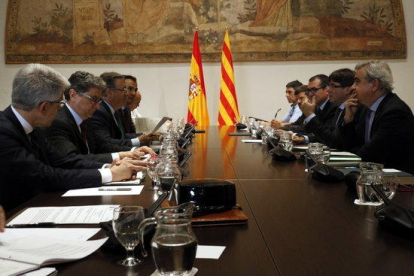 Reunión de la Junta de Seguridad de Cataluña, encabezada por el presidente de la Generalitat, Carles Puigdemont, con el ministro del Interior, Juan Ignacio Zoido y otras autoridades, el 10 de julio del 2017.